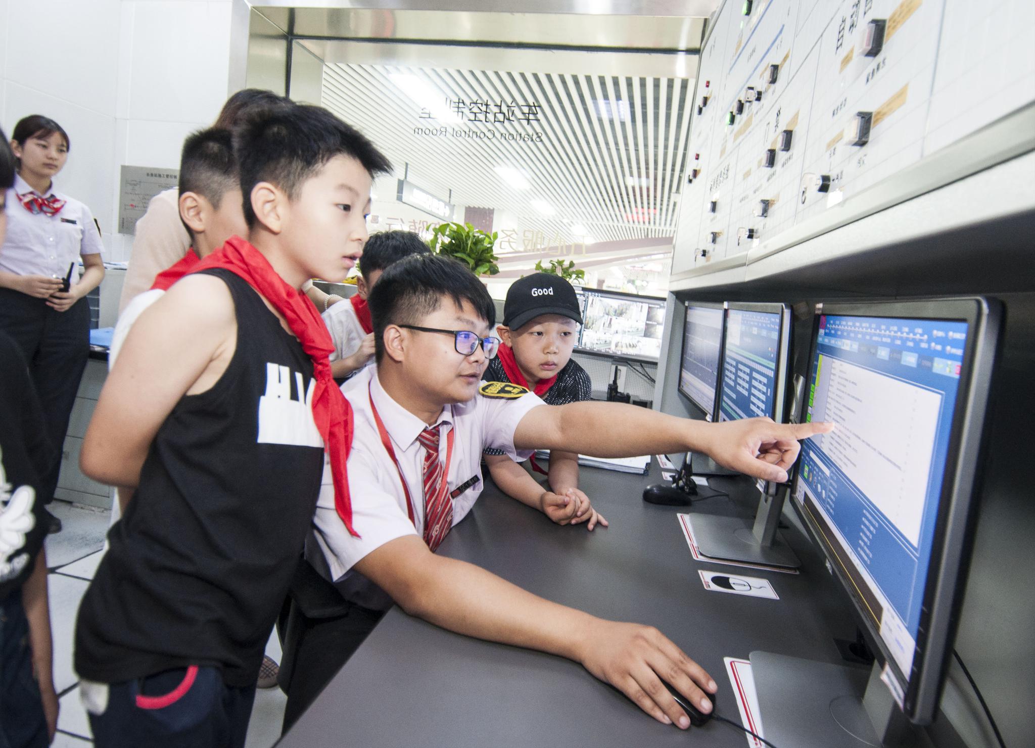 安徽合肥小小地铁人争做文明乘车小先锋