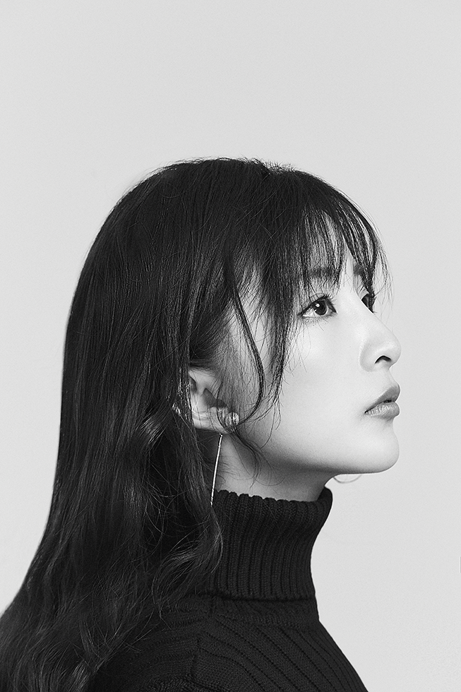 厉蔺菲初秋写真曝光 黑白高级质感变身酷帅御姐