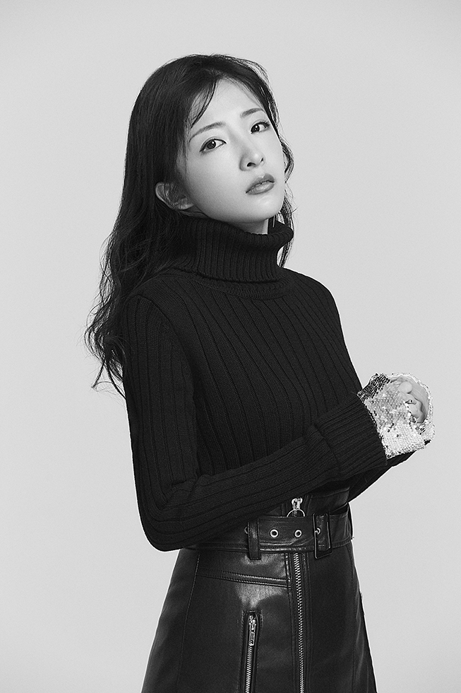 厉蔺菲初秋写真曝光 黑白高级质感变身酷帅御姐