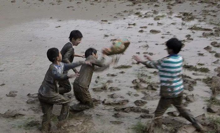 童年的记忆摔泥巴五台人小时候你玩过这个游戏嘛