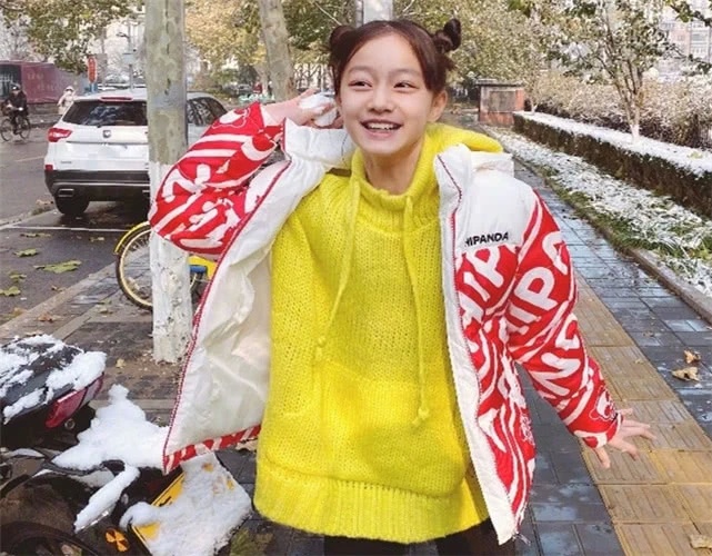 1 / 8 众所周知赵薇在婚后与老公黄有龙育有一女黄新,人称"小四月"