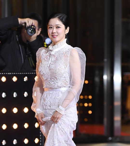 俏皮可爱的"刁蛮公主",张娜拉早期一袭白色长裙,魅力依旧啊