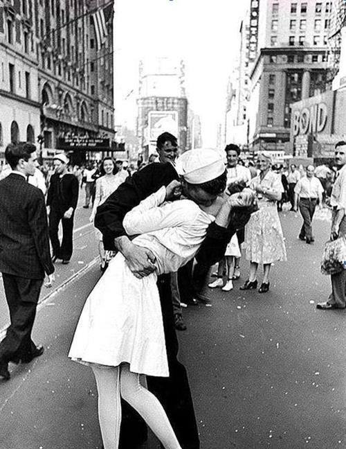 世纪之吻:一对青年男女接吻的照片迷倒世界,但两人从此再没见面|格丽