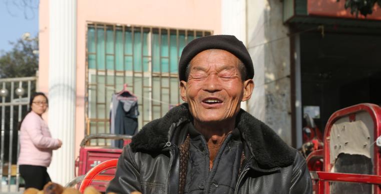 70岁老头炸黍面油膏30多年的老手艺1块钱1个排队也要吃