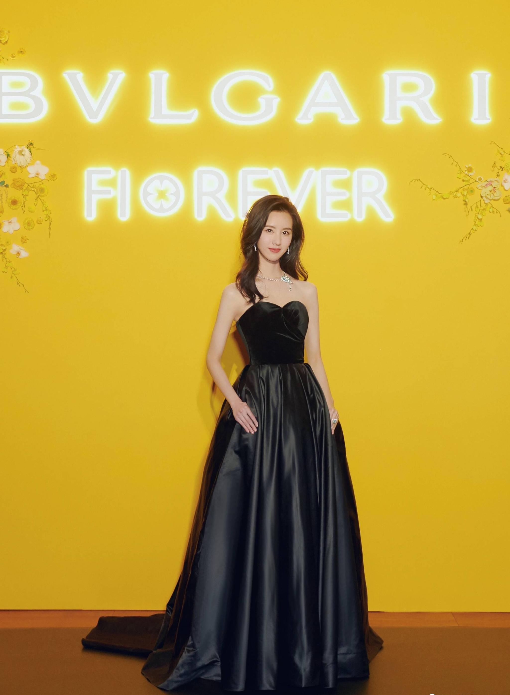 陈都灵品牌活动身着黑色礼服,尽显优雅高贵,小姑娘愈发魅力惊人