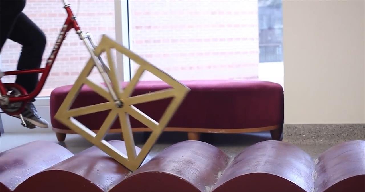 大学生自制"方形轮胎"三轮车,轮子正方形,但感觉不到颠簸