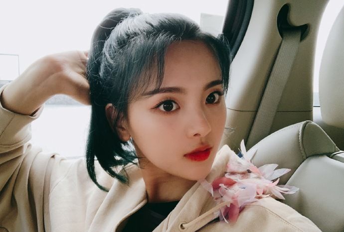 杨超越高马尾搭八字刘海青春活力少女感十足