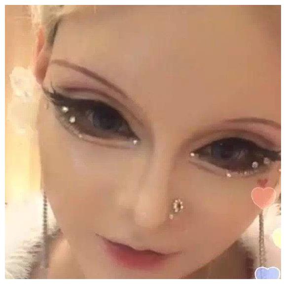 网红芭比娃娃直播卸妆,画面堪比恐怖片!