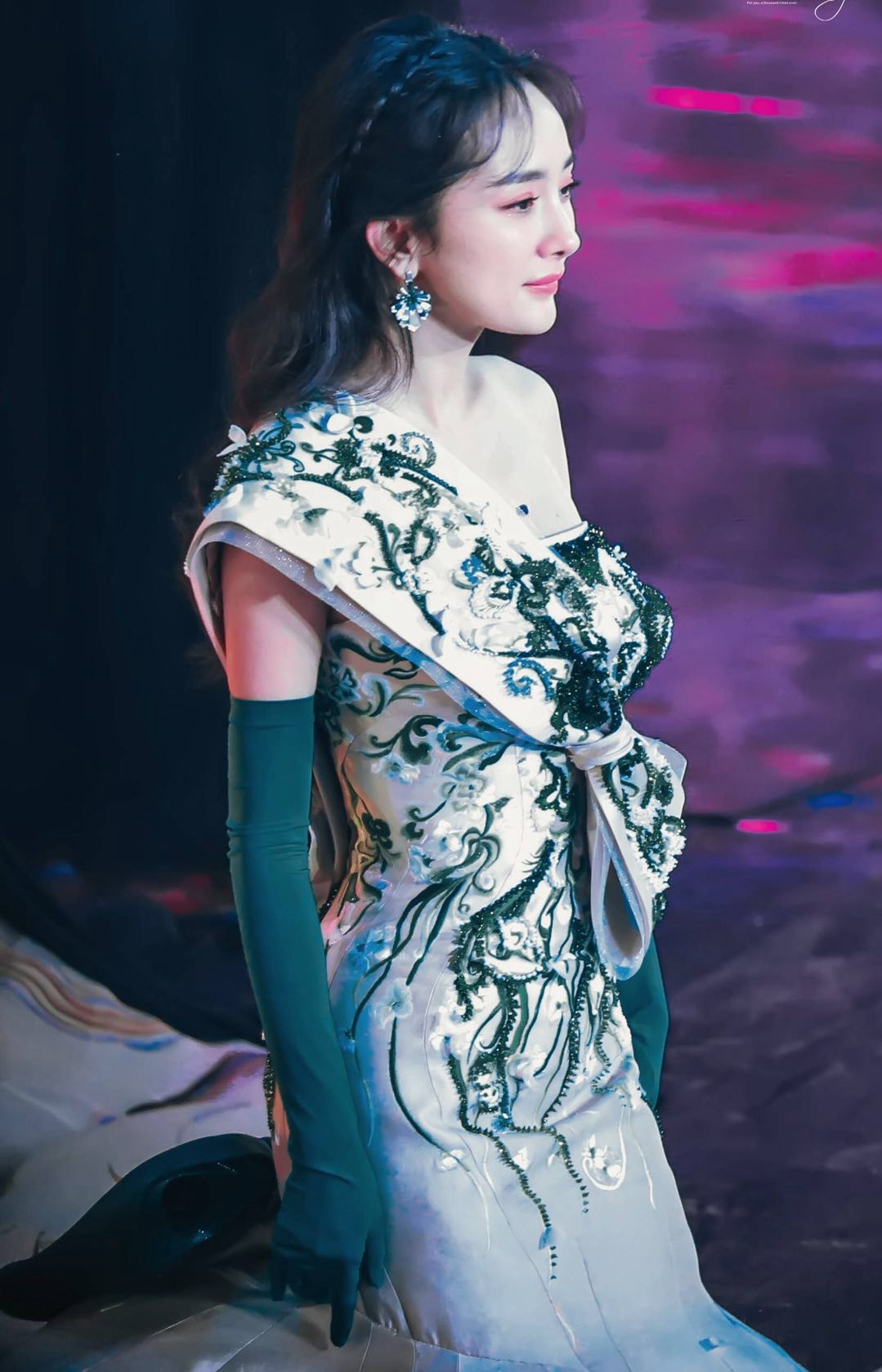 杨幂春晚造型太美了,穿手工缝制的鱼尾礼服,美得头发是柔和的亚