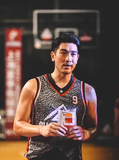 高以翔去世后,和蒋珅玮合开的店铺火了,9号篮球衣被抢购一空