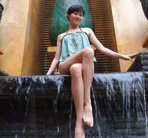 她是香港"美腿王",曾因事业与男友分手,今49岁幸福像窜天猴