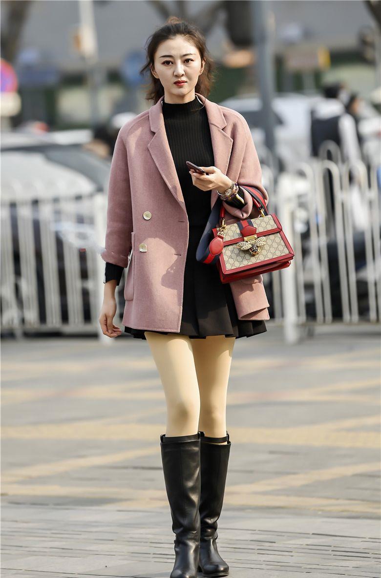 路人街拍扮嫩的风衣美女法令纹暴露年纪