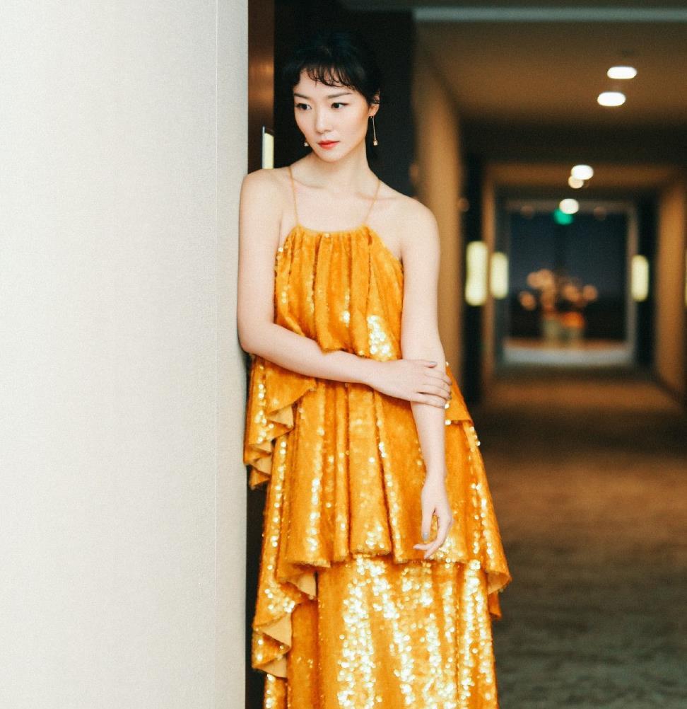 《春风十里不如你》中她是柳青,今穿红色流苏裙,配短发明艳帅气