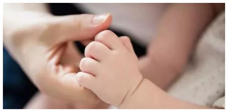 新生儿抓握训练是宝宝变聪明的第一步宅在家里的宝妈知道吗