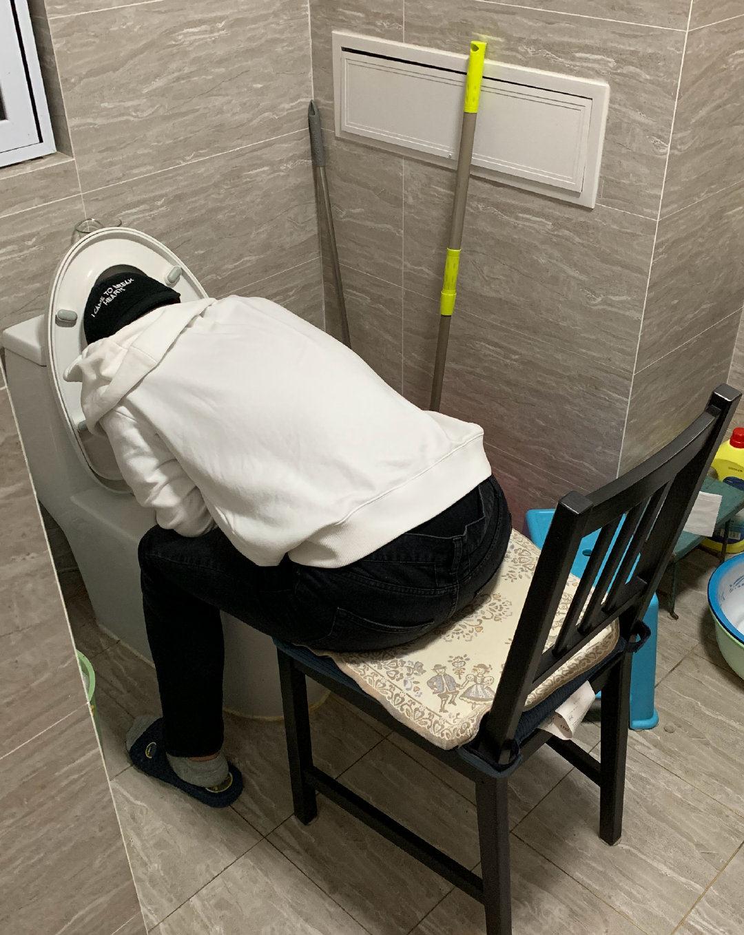 烧饼晒德云社聚会后场景大家猜抱着马桶吐的人是谁