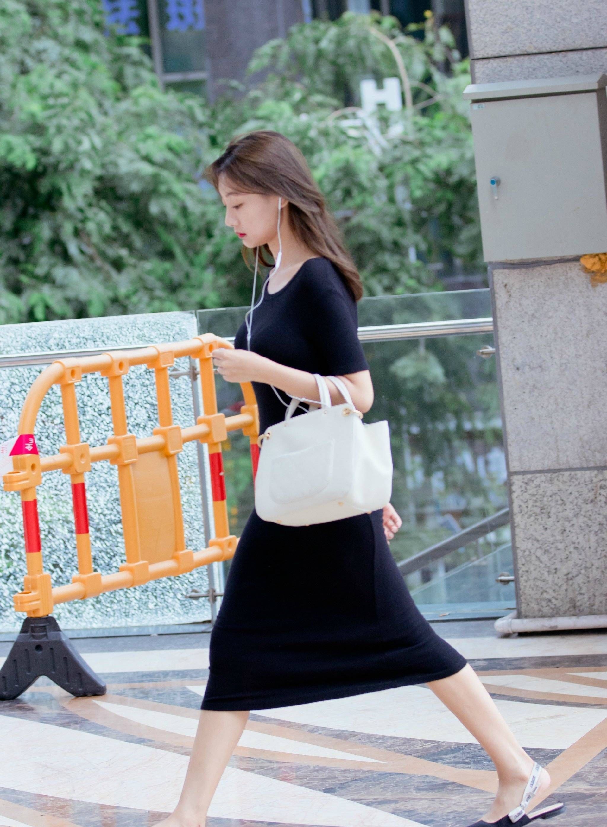 街拍路人,美女挺拔的身姿很诱人,身穿白色阿玛尼短袖非常有气质