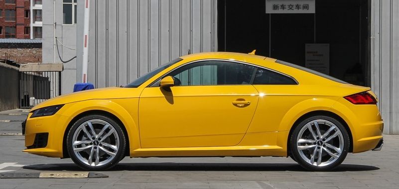 奥迪tt双门适合年轻人驾驶整体线条比较饱满