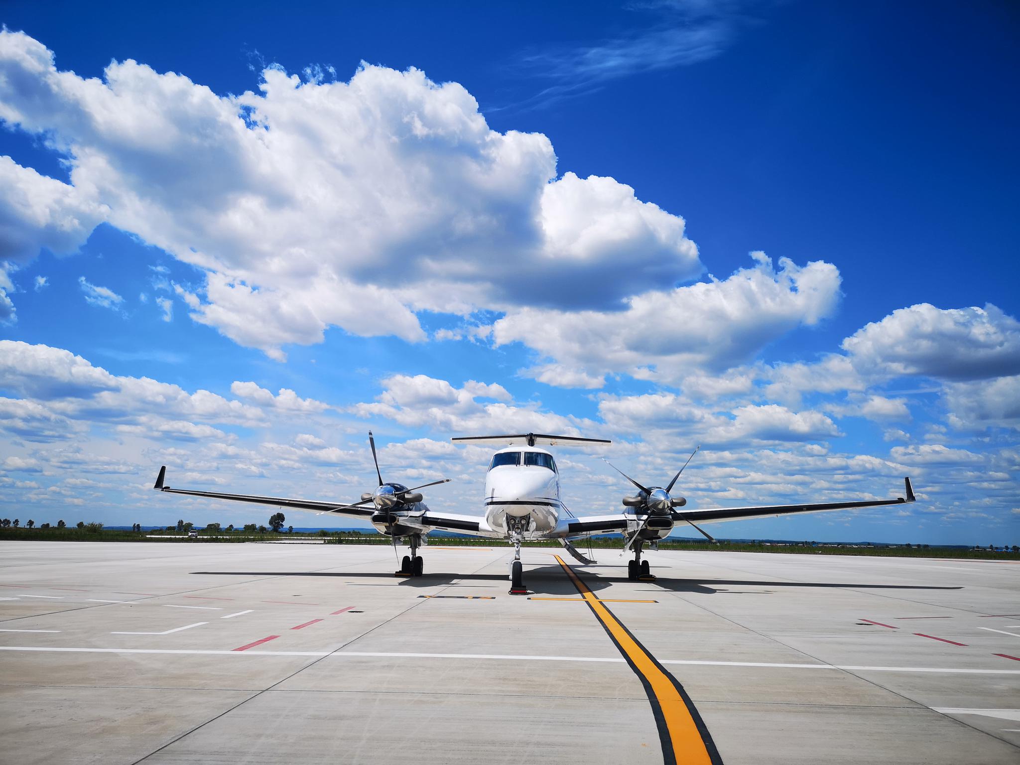 向医护人员致敬华夏通航赠抗疫英雄卡每月一次免费乘机往返