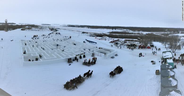 加拿大男子建成世界最大的冰雪迷宫每天接待游客千余名