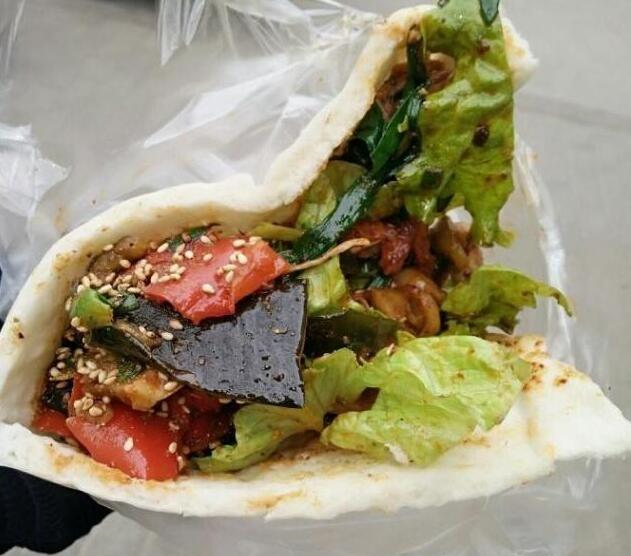 42岁阿姨摆摊卖馍夹菜,多种配菜随便塞,80岁大爷:我从小吃到大