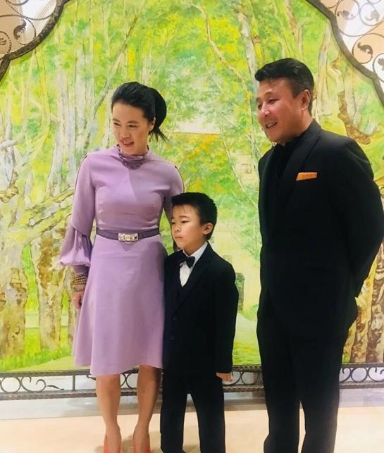 王楠郭斌一家4口出游,3岁女儿狗啃刘海很亮眼,9岁儿子不开心