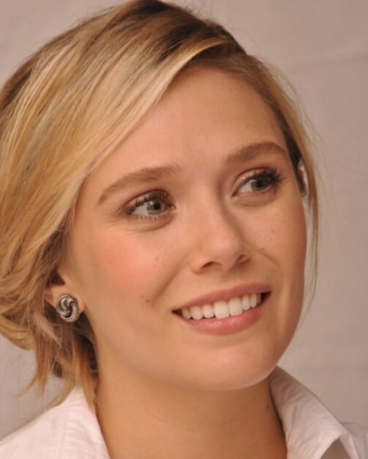 猩红女巫伊丽莎白奥尔森绝美大头照8连拍见过她这么俏皮吗