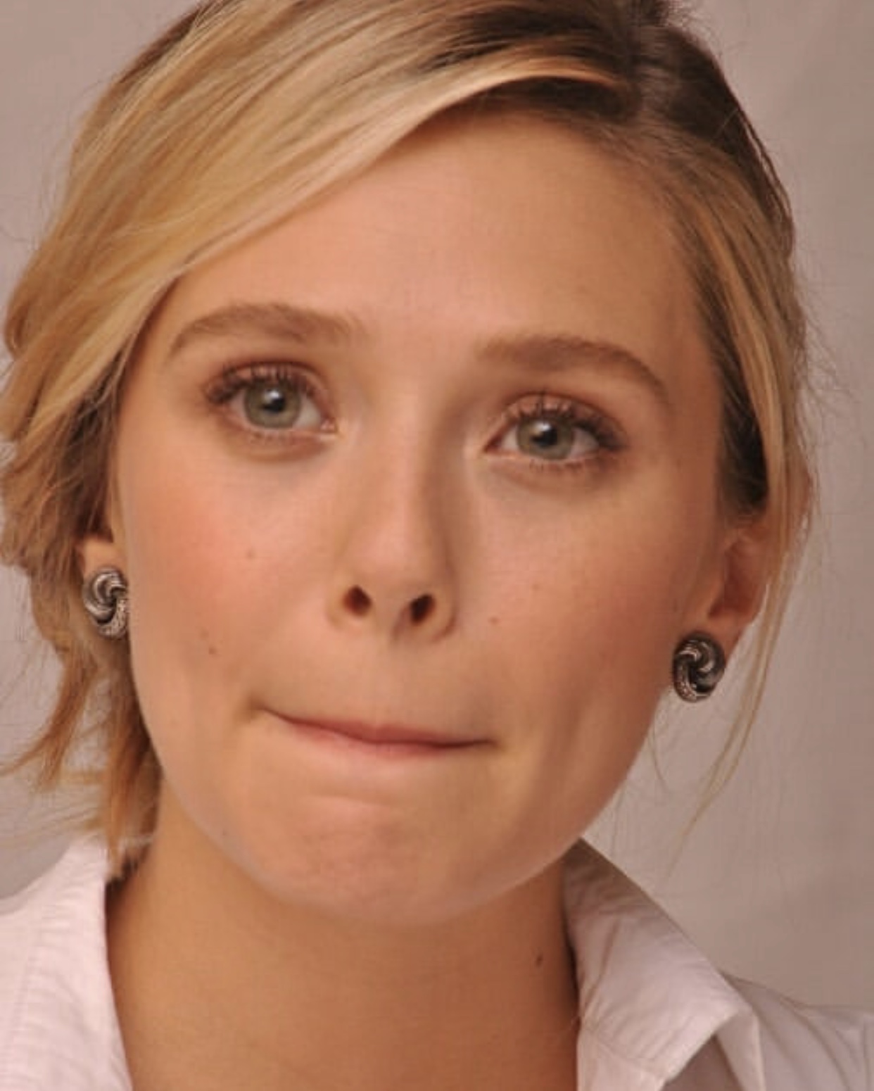 猩红女巫伊丽莎白奥尔森绝美大头照8连拍见过她这么俏皮吗