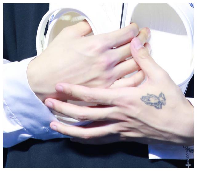 200219手控速来报道品一品范丞丞肤如凝脂的一双美手