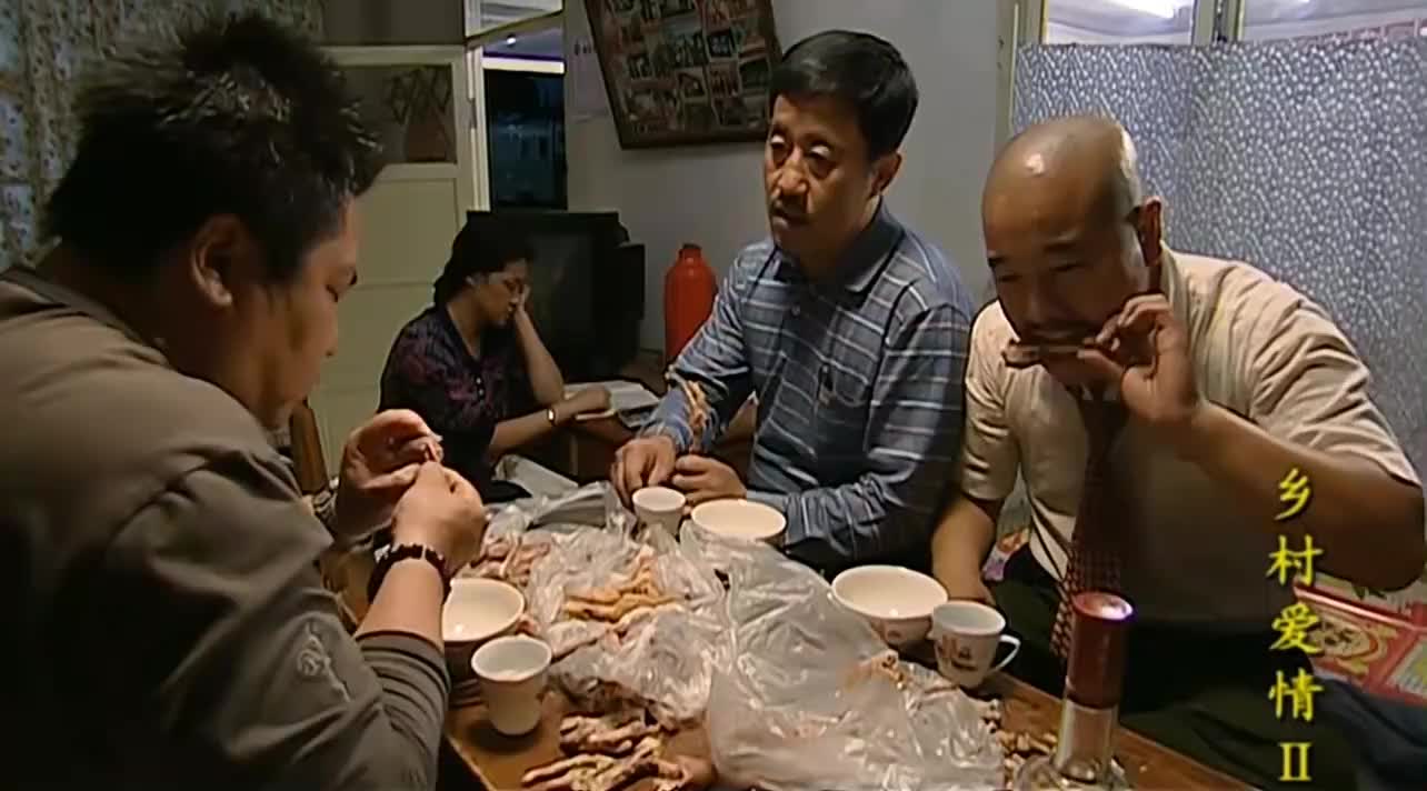 刘大脑袋吃饭要求多,一会嫌刘能家菜咸了,一会嫌油没放好!