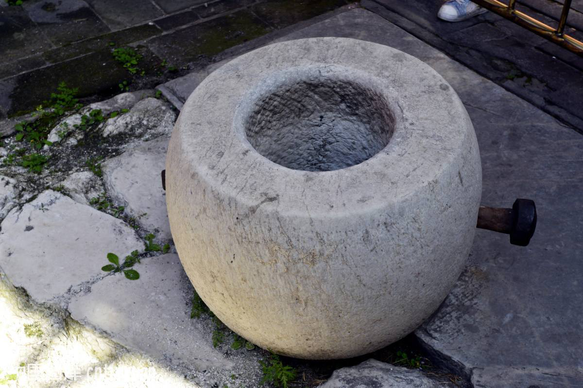 都知道在故宫当中,一共有着72口井,但这些井水不是给宫里人喝的