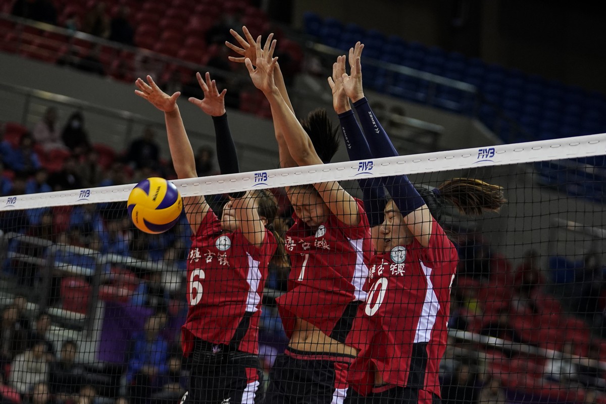 浙江女排三人拦网.