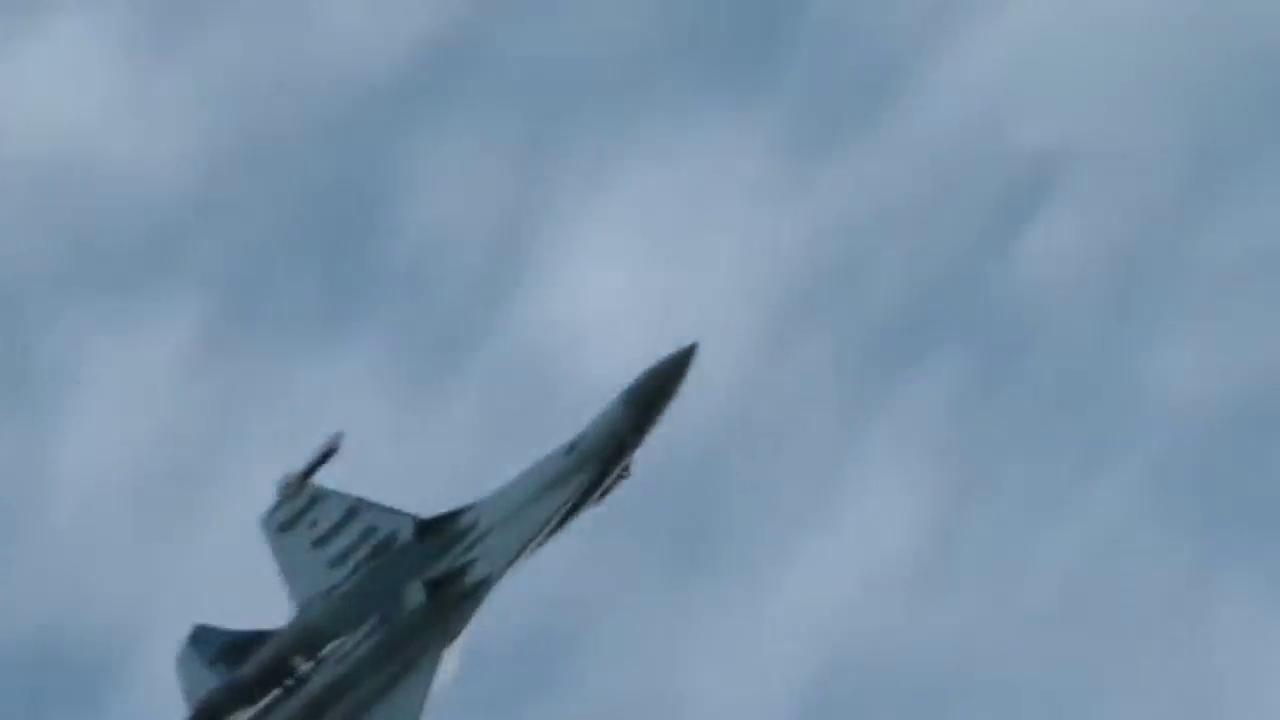 歼20抵达珠海航展现场上空秀垂直爬升+水平机