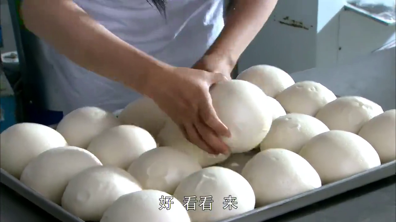 农村大黑放羊淋雨了,新蒸馒头太香了,媳妇还切