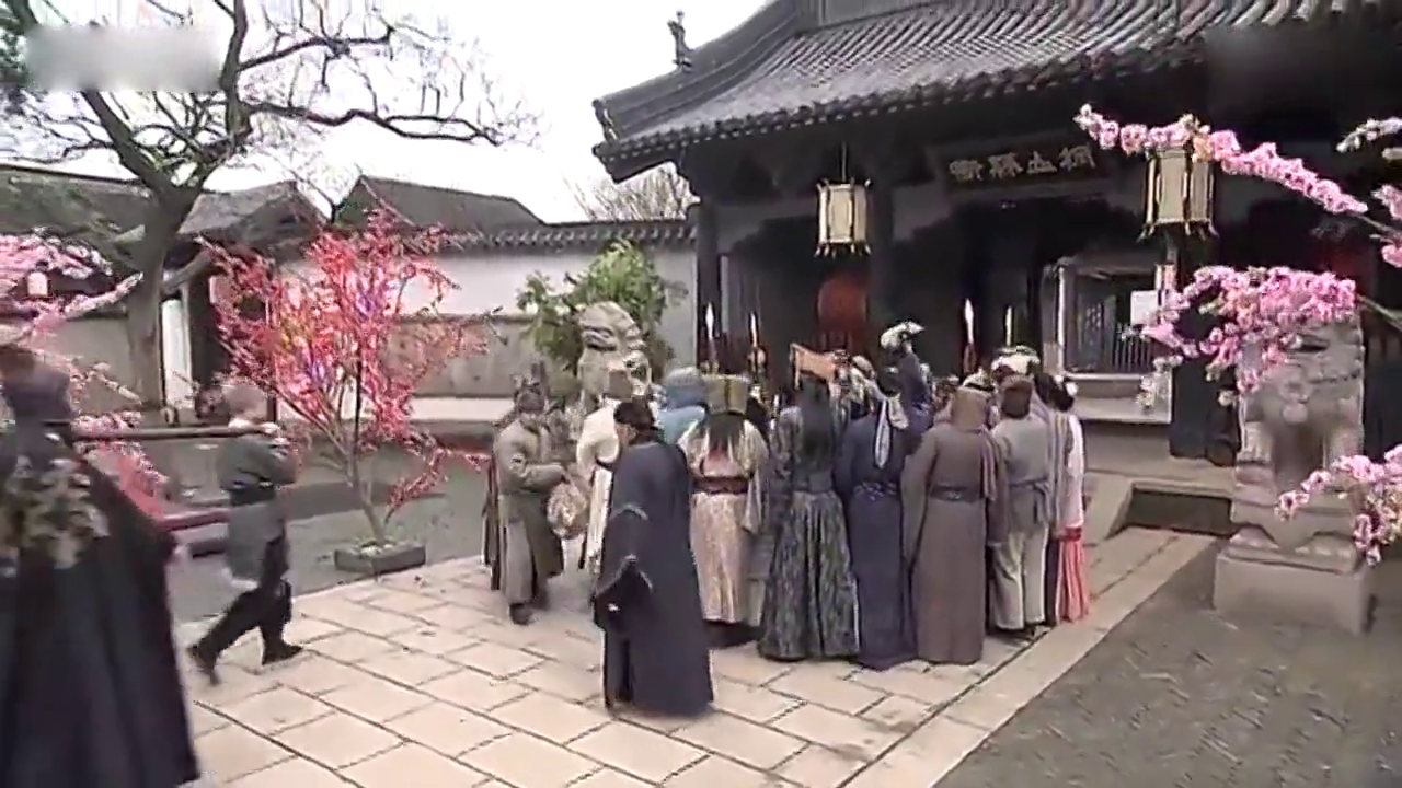 百姓衙门口闹事,全把粪兜扔贪官脸上,贪官却还嬉皮笑脸的!_新浪新闻