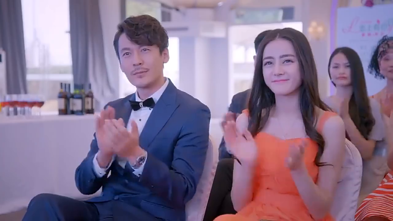 订婚当天,叶琪公屏放米朵整容前丑照,萧亮看到了照片