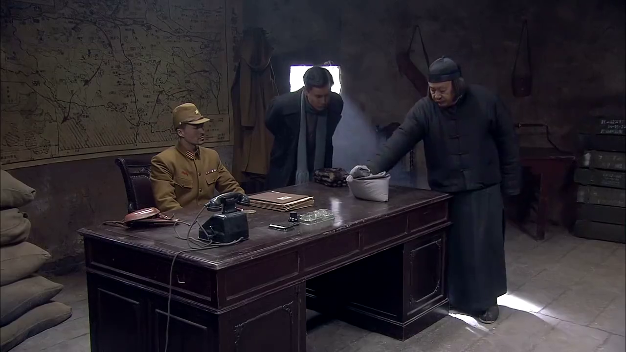 零炮楼十九集:渡边想要强暴玉仙,被张兆银拦下