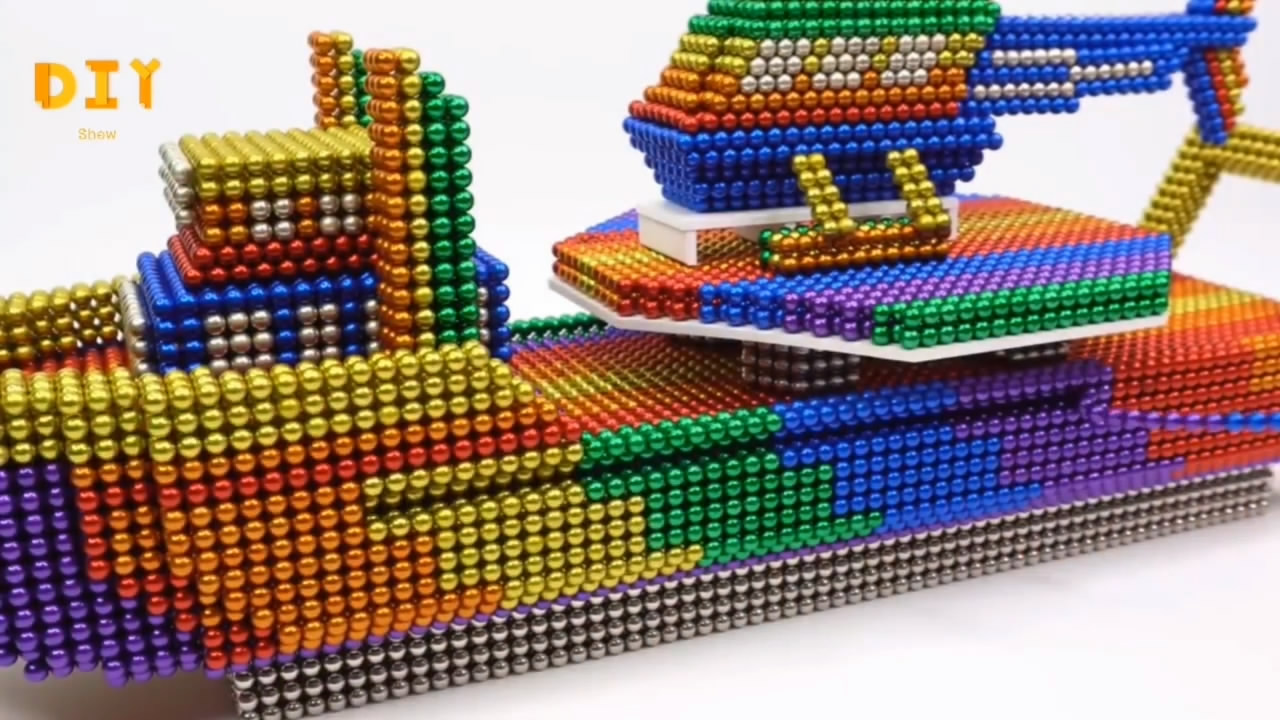 益智玩具diy用巴克球搭建直升机舰艇模型的过程