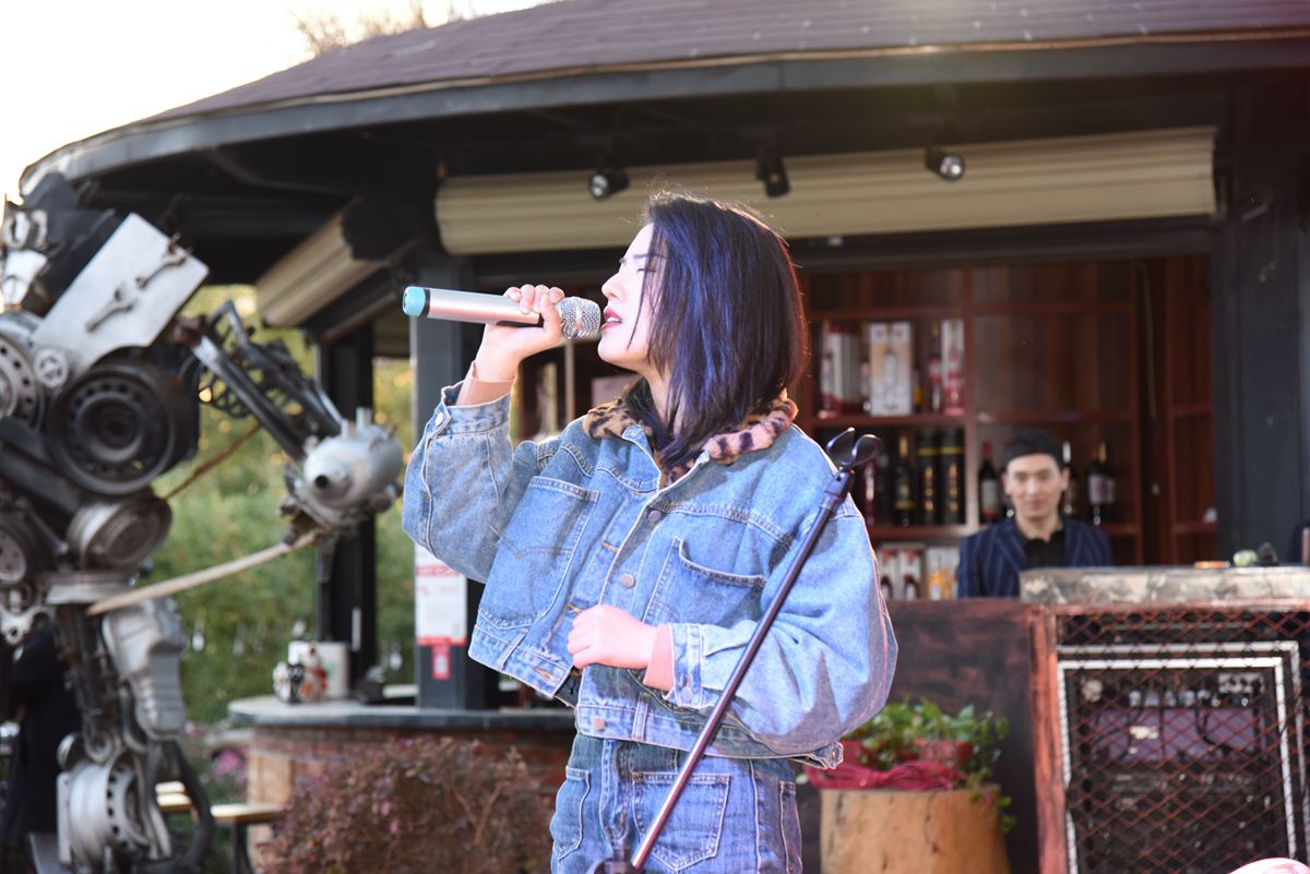 云南本土知名音乐人小阿鹏,李超,杨杰,张骞等人担任评委,现场,师生们