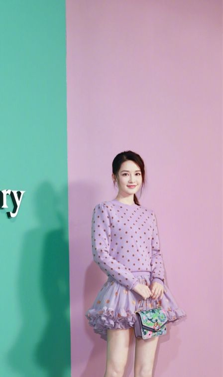 元气少女"李沁"每一身都充满时尚,身穿碎花长裙很像"小仙女"