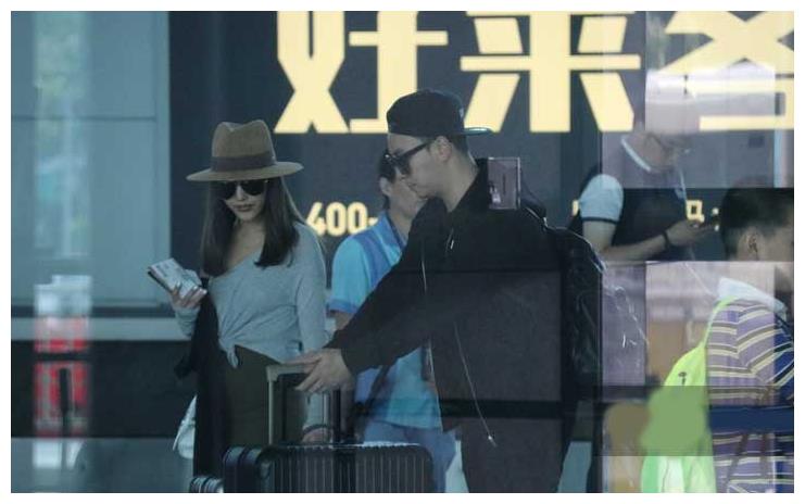 释小龙和新女友现身机场,全程牵着手,网友:何洁再回不去了