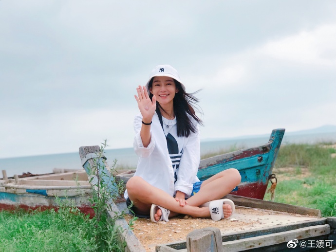 王媛可晒九宫格"热"拖鞋抢镜 网友:妥妥的时尚icon!