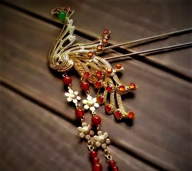 古代妇女头饰金步摇请欣赏