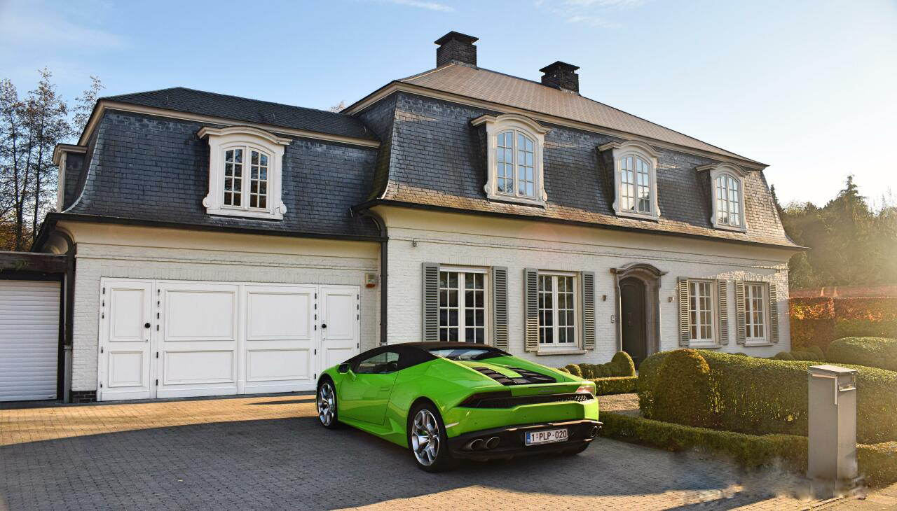 车主一定非常土豪,兰博基尼超跑竟然停在车库外边