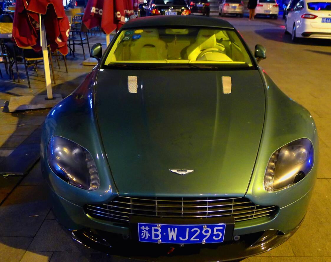 无锡街头实拍阿斯顿马丁vantage,墨绿色很少见