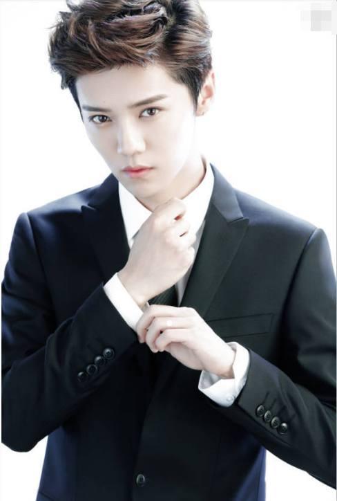 1 / 6 当今娱乐圈,随处可见的都是小鲜肉,长得好看的男艺人数不胜数.