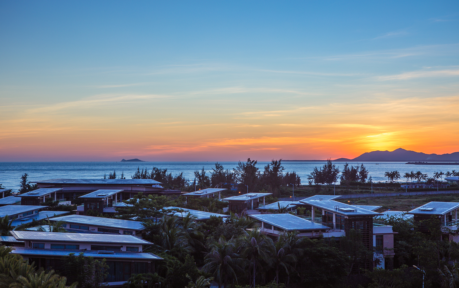 崖州湾，它是三亚看晚霞和夕阳最美的海湾，还藏有一块天空之镜_新浪新闻
