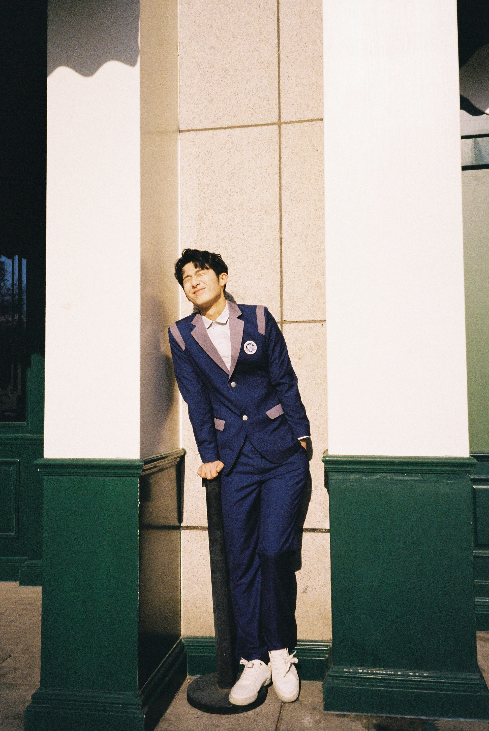 郝富申沐浴阳光变"闪光少年" 学院风穿搭洋溢青春气息