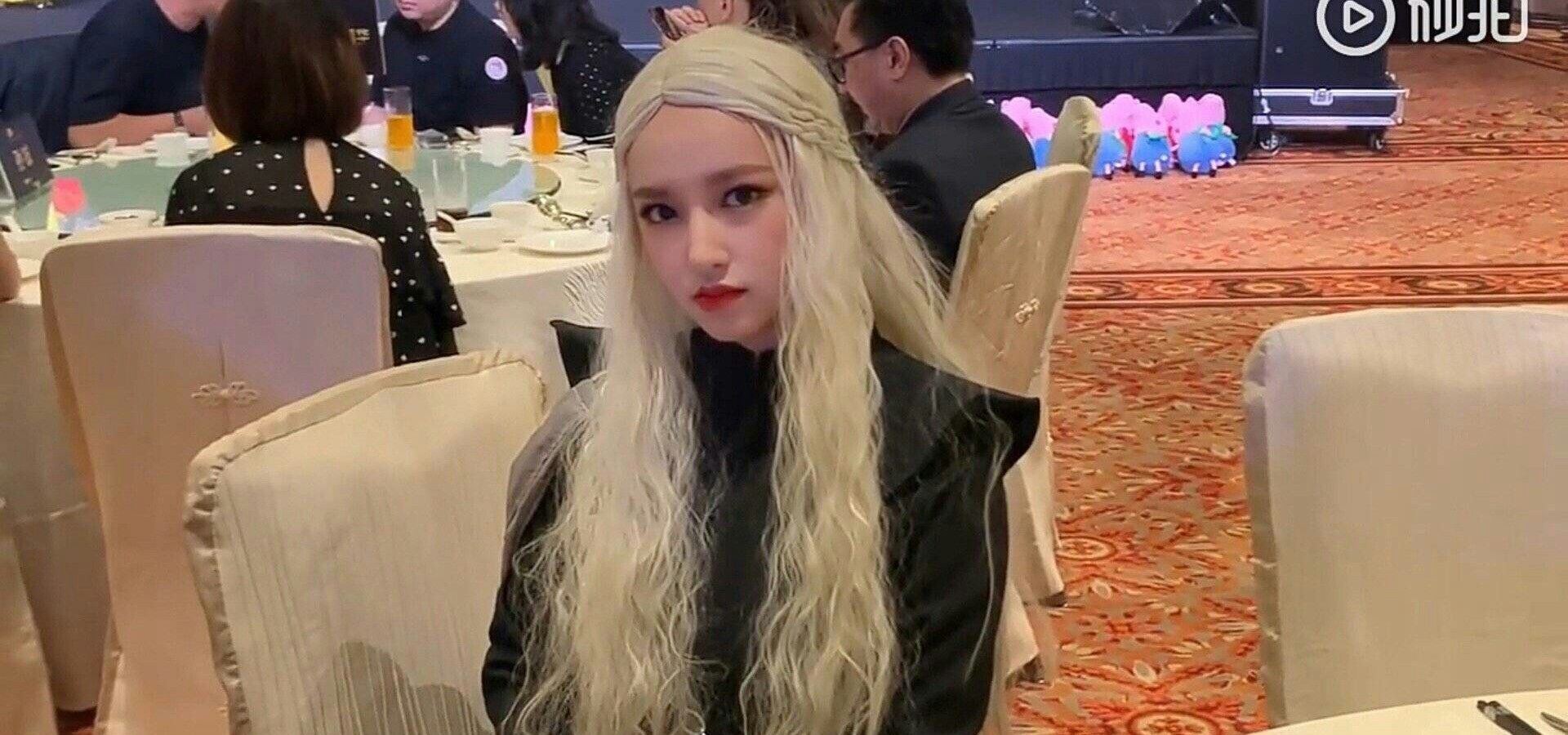 程潇在乐华年会cosplay龙妈一头白发超惊艳