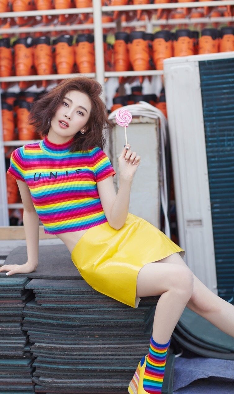 路晨精美壁纸:容貌甚美,手如柔荑,肤如凝脂