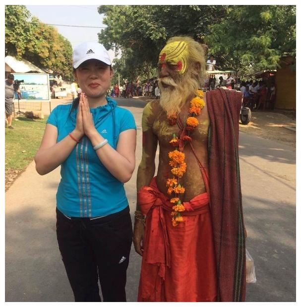 印度这位苦行僧,为修行弃家产,举手臂,45年没放下